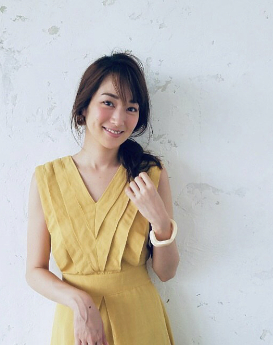 高梨臨 水着