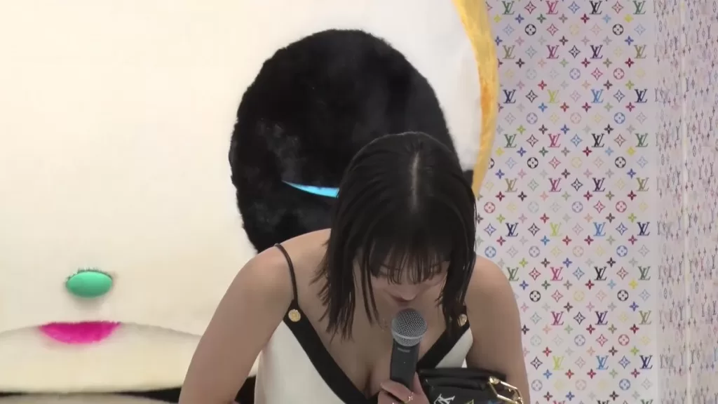 広瀬すず 前屈み 胸チラ