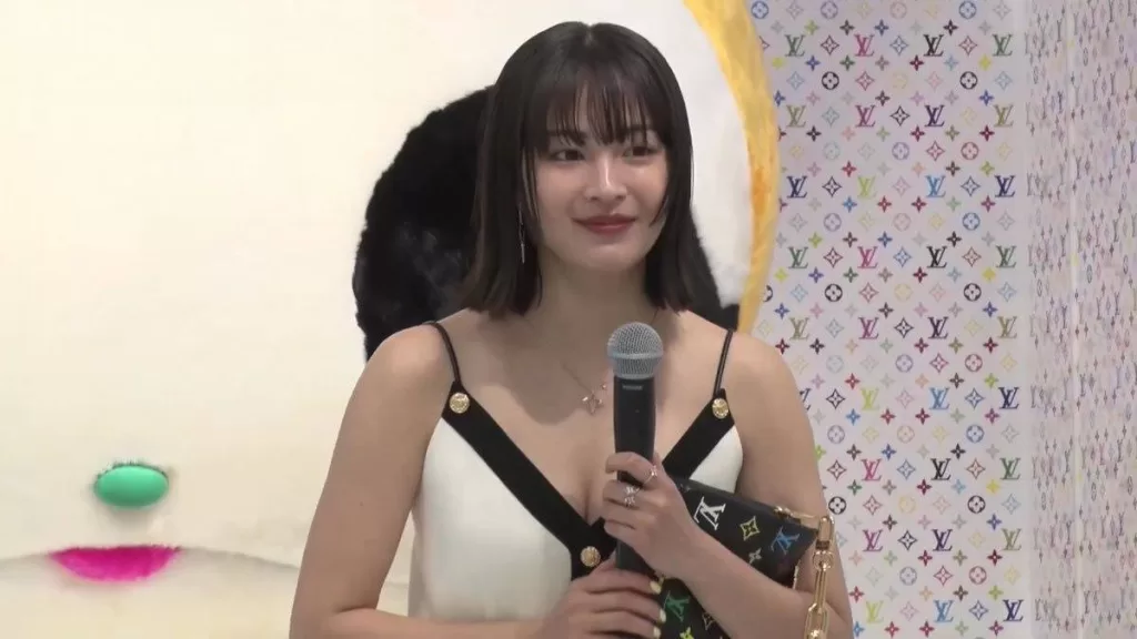 広瀬すず 前屈み 胸チラ