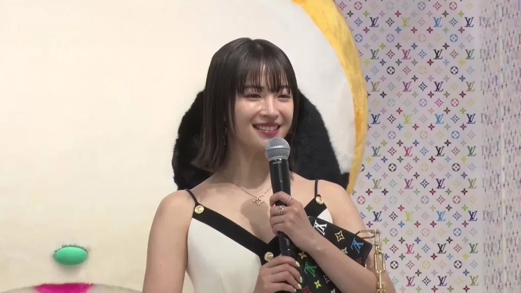 広瀬すず 前屈み 胸チラ