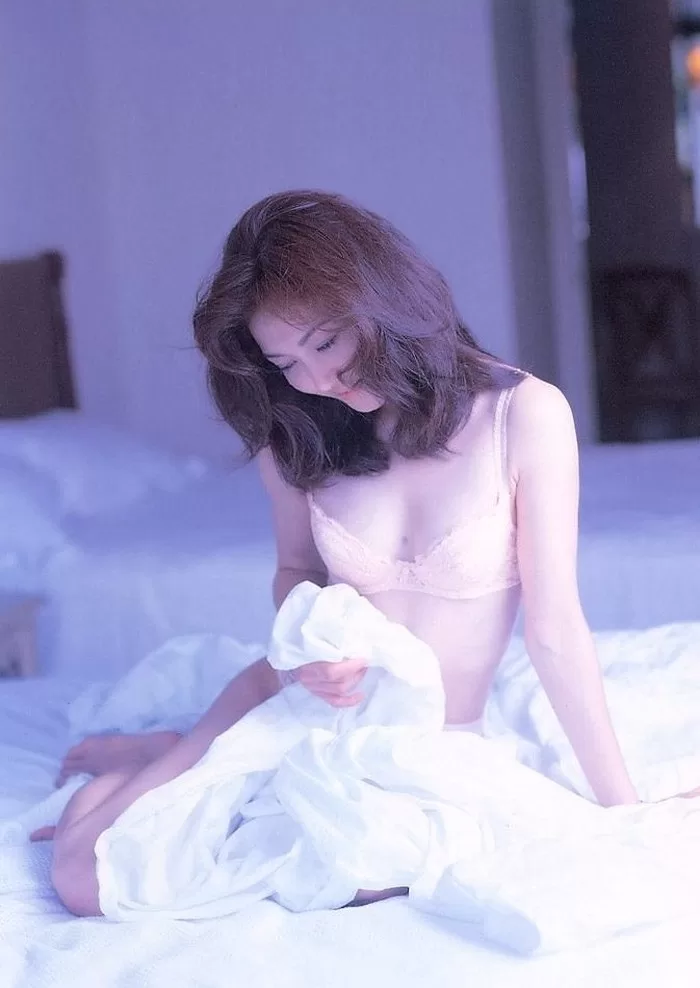 生稲晃子 ヌード 濡れ場 水着 ビキニ ランジェリー 下着 グラビア 写真集 おニャン子クラブ うしろ髪ひかれ隊 メンバー 会員番号40番