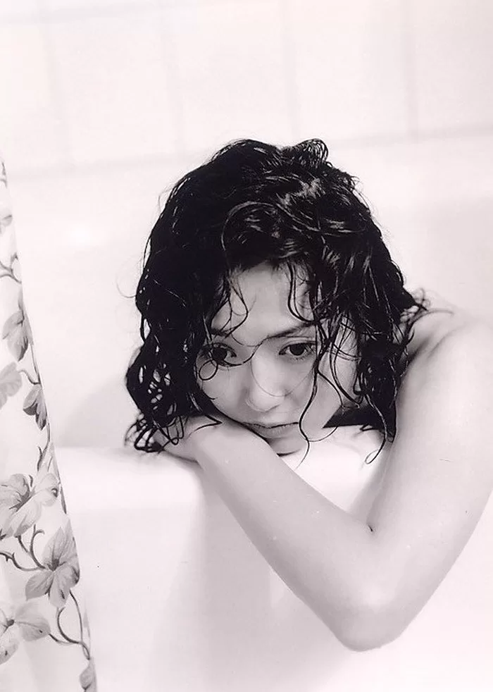 生稲晃子 ヌード 濡れ場 水着 ビキニ ランジェリー 下着 グラビア 写真集 おニャン子クラブ うしろ髪ひかれ隊 メンバー 会員番号40番