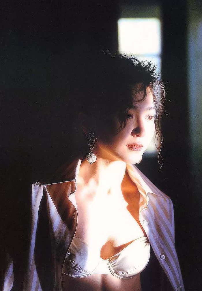 生稲晃子 ヌード 濡れ場 水着 ビキニ ランジェリー 下着 グラビア 写真集 おニャン子クラブ うしろ髪ひかれ隊 メンバー 会員番号40番