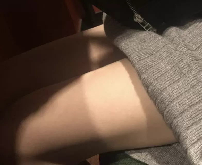 【画像】 カフェで隣のエ□い女盗撮したｗｗｗ