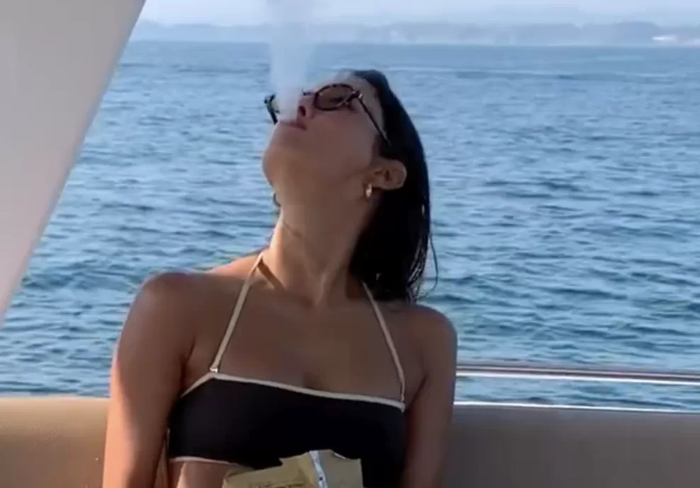 菜々緒さん、揺れるおっぱいと極細Tバック水着がエロすぎるｗｗｗｗｗ