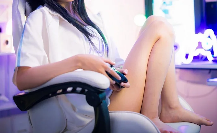 【画像】 ドスケベ巨乳女さん、短パン大開脚お股エ□すぎｗｗｗｗｗ