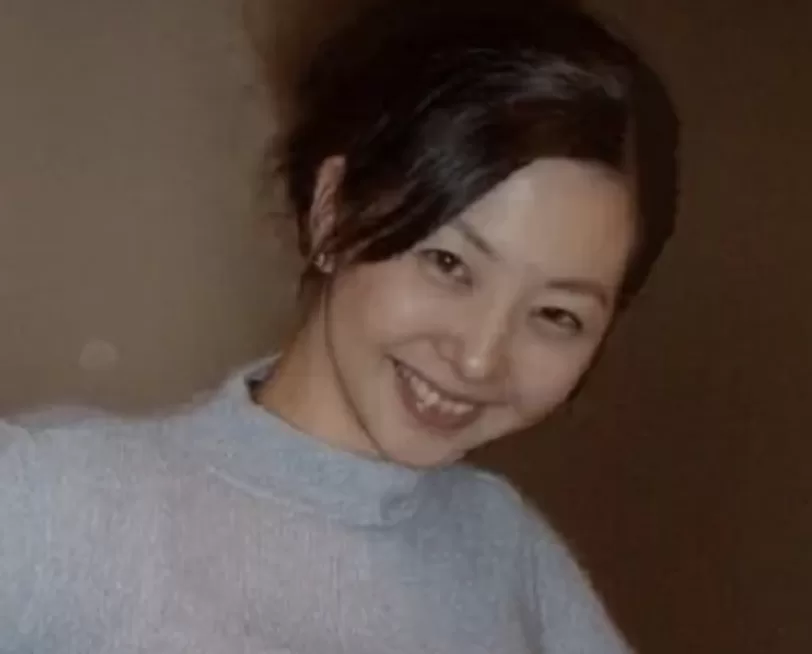 【画像】 このおばさんのお○ぱい服の上から揉みたい？