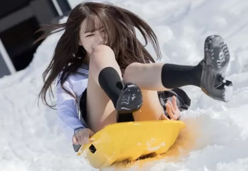 【画像】 JKがスカートをはいてソリで雪遊びをした結果ｗｗｗｗ