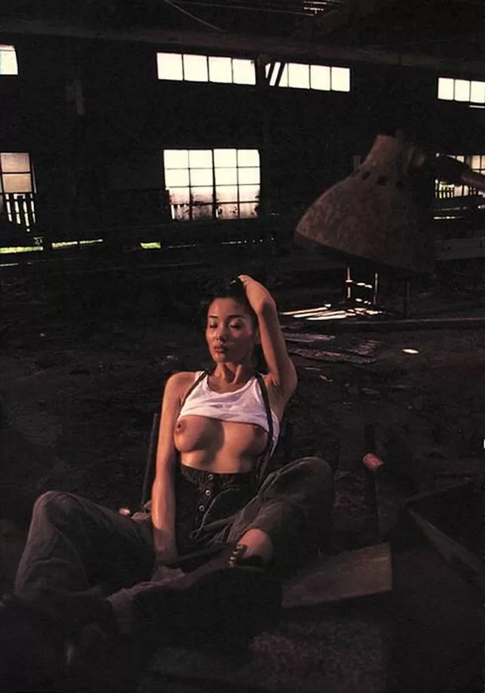 国舞亜矢 ヘアヌード ヌード 濡れ場 水着 ビキニ ランジェリー 下着 グラビア 写真集 篠山紀信 北野武 映画 ソナチネ