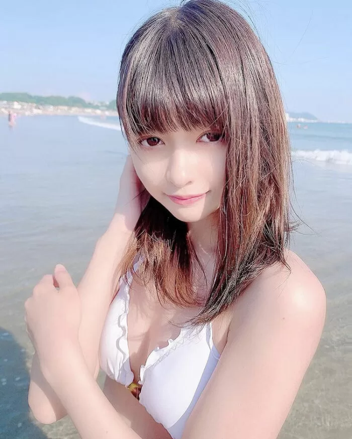 景井ひな 水着グラビア