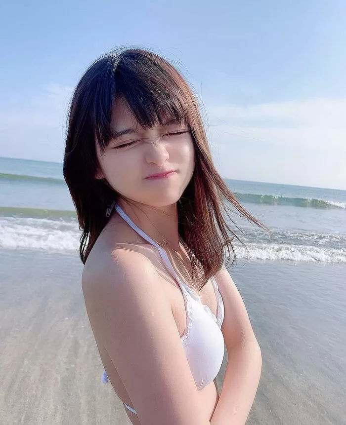 景井ひな 水着グラビア