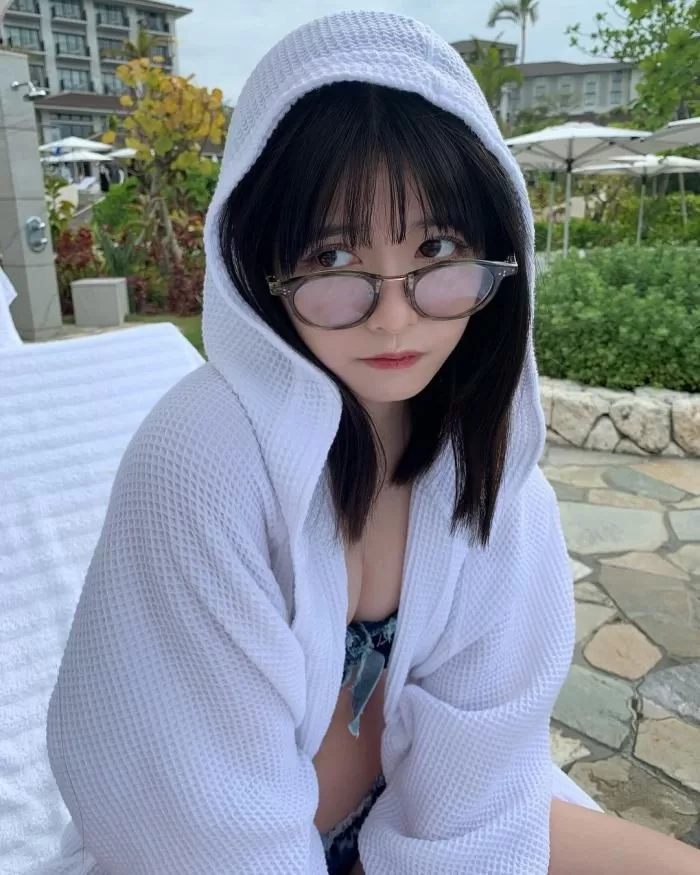 景井ひな 水着グラビア