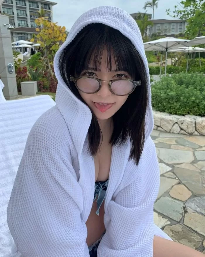 景井ひな 水着グラビア