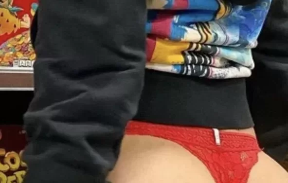 【画像】 お尻丸出しの女、スーパーに現れるｗｗｗ