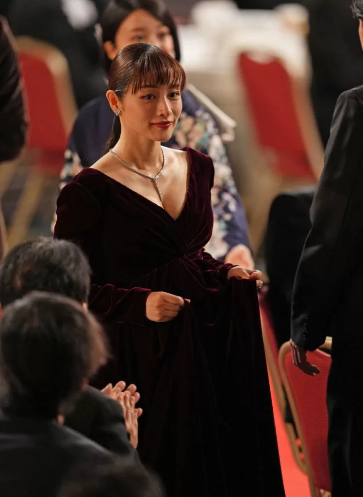 石原さとみ　おっぱい