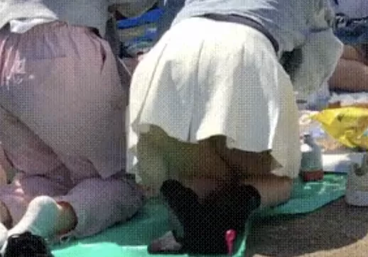 【動画】 女さん、お花見で盛大パ○チラｗｗｗ