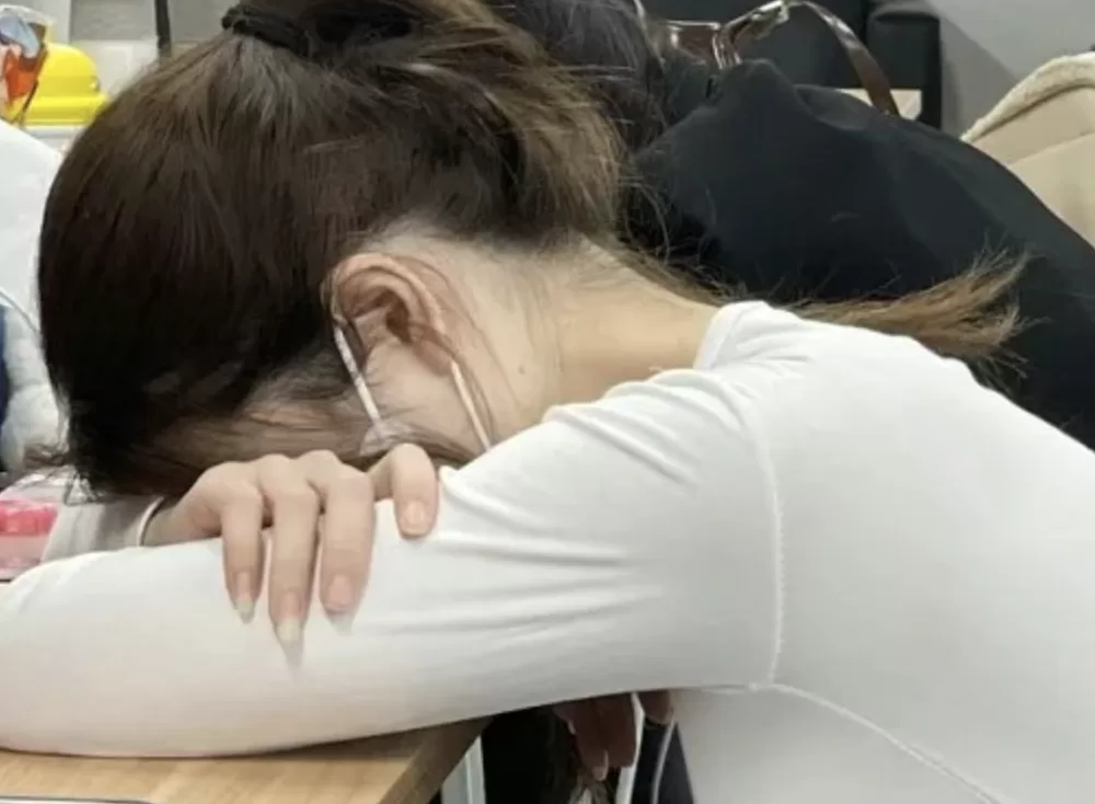 【画像】 隣で居眠りしてる女のお○ぱいが控えめに言ってデカいｗｗｗ
