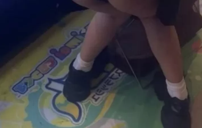 【画像】 音ゲー女子のパ○チラがエ□いデカケツｗｗｗ